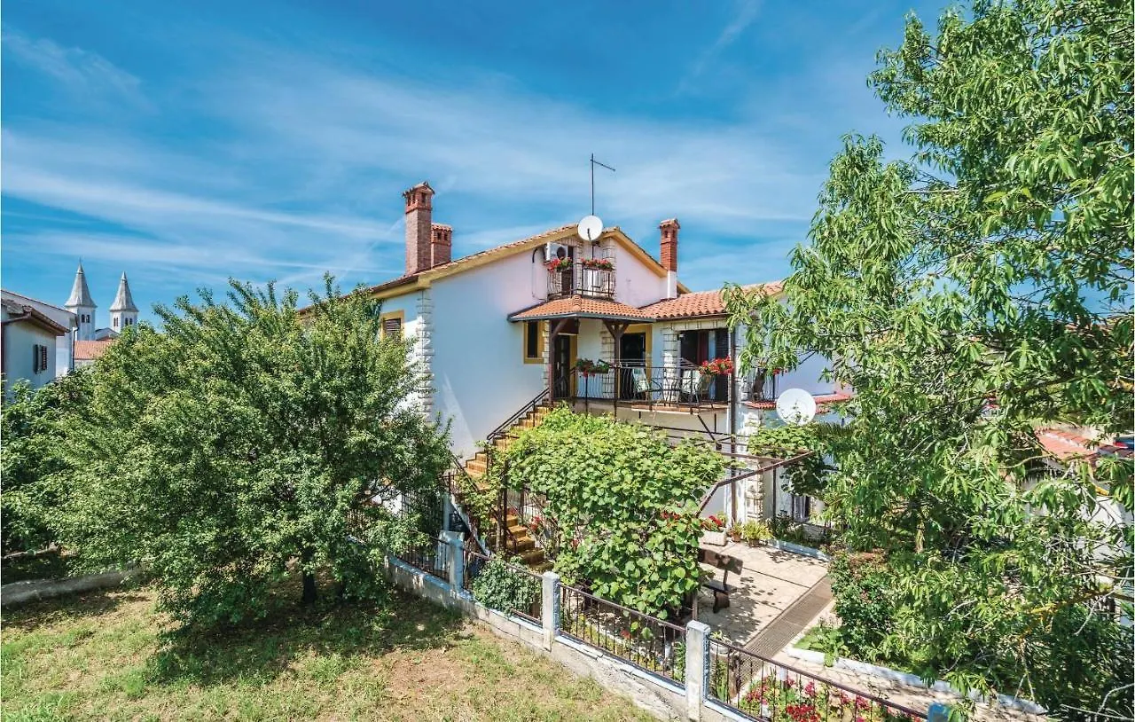 3 Bedroom Awesome Apartment In Μεντουλίν