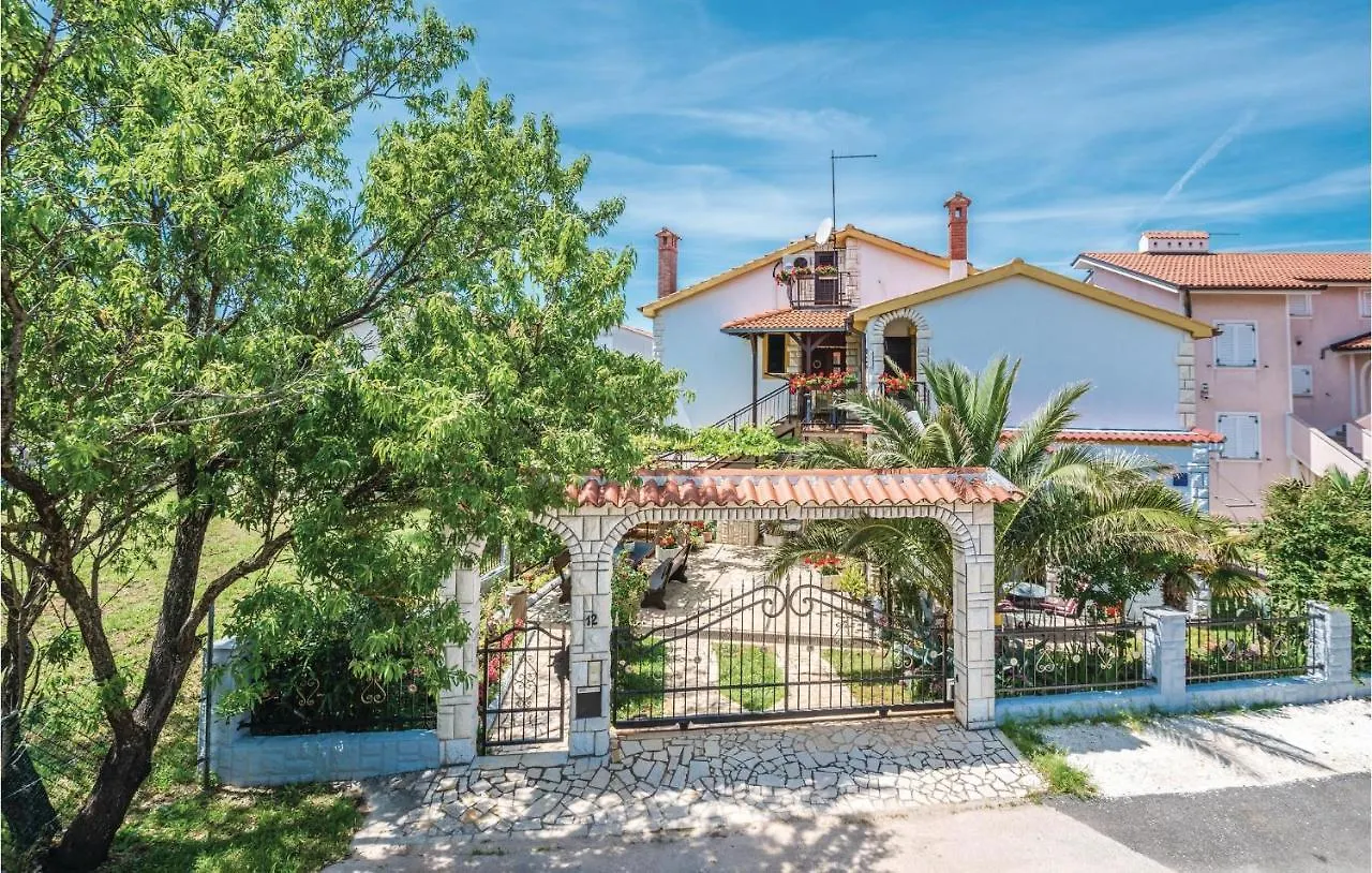 3 Bedroom Awesome Apartment In Μεντουλίν 0*,