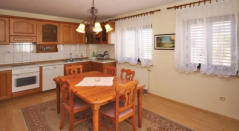 3 Bedroom Awesome Apartment In Μεντουλίν