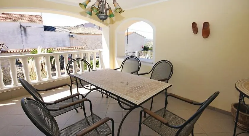 3 Bedroom Awesome Apartment In Μεντουλίν