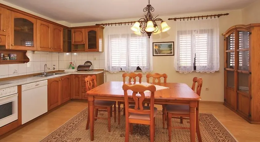 3 Bedroom Awesome Apartment In Μεντουλίν