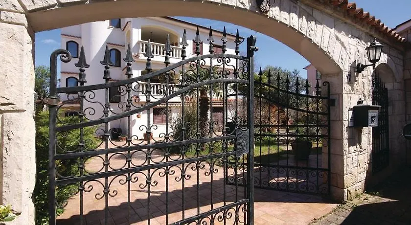 3 Bedroom Awesome Apartment In Μεντουλίν Κροατία