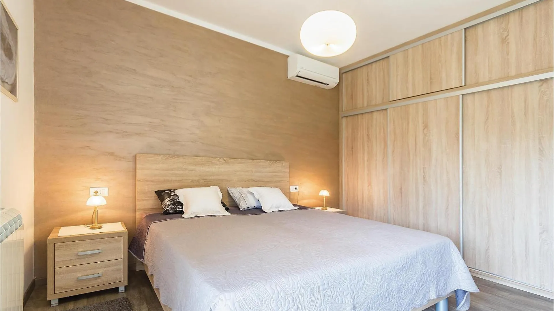 3 Bedroom Awesome Apartment In Μεντουλίν