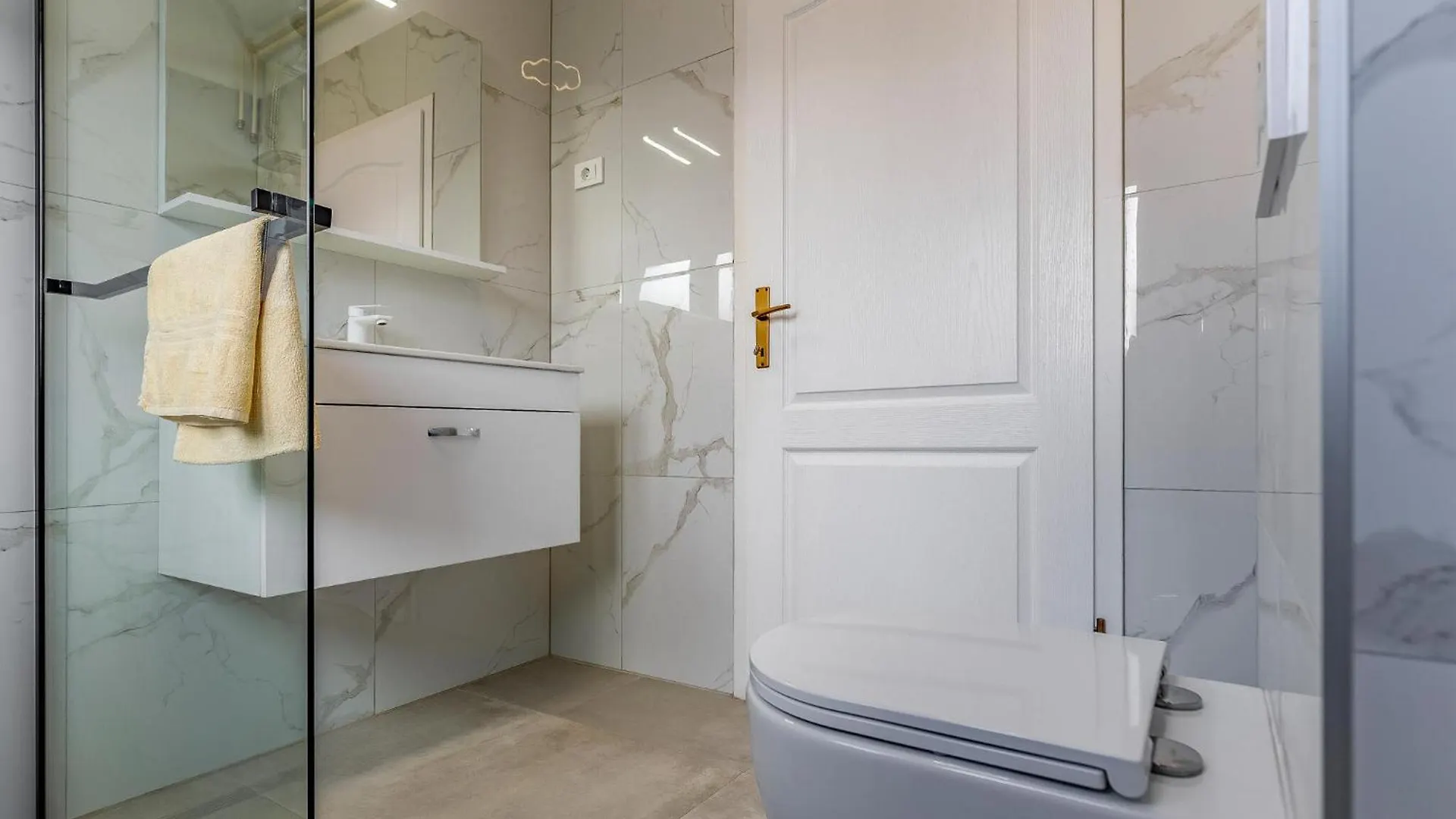 3 Bedroom Awesome Apartment In Μεντουλίν