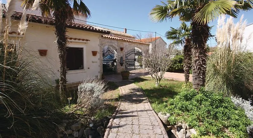 3 Bedroom Awesome Apartment In Μεντουλίν