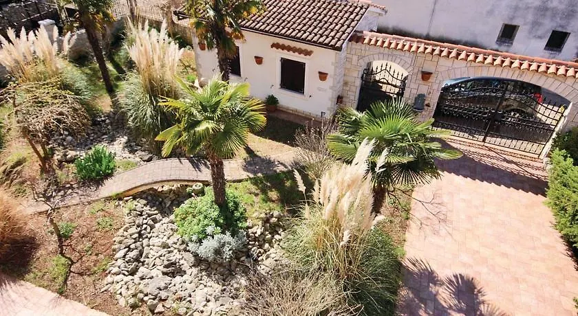 3 Bedroom Awesome Apartment In Μεντουλίν